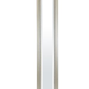 Úzke nástenné zrkadlo so strieborným ozdobným rámom